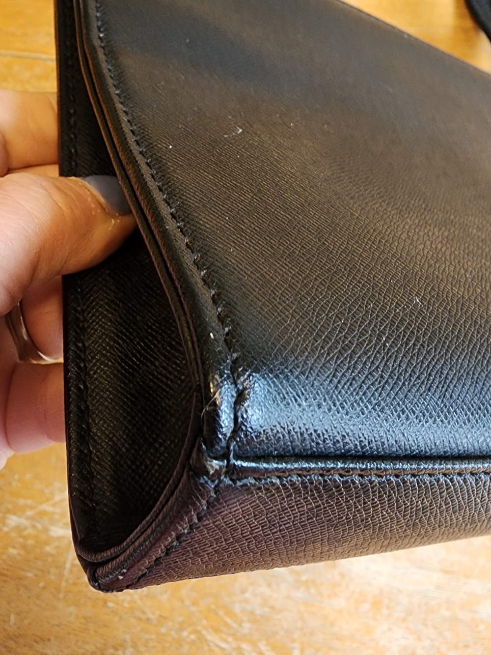 Burberry black leather clutch bag with a wrist strap - Picture 6 of 16